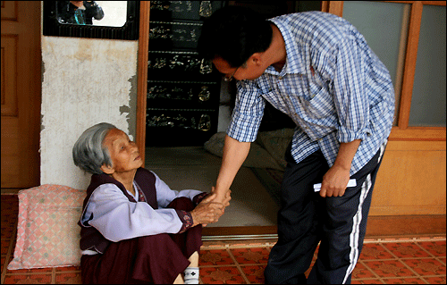 할머니는 마을에 사는 김승기씨가 찾아오자 반가움에 손을 움켜쥔다.