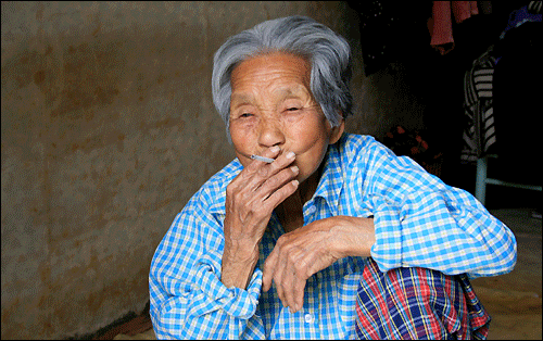 할머니는 담배도 태운다. 할머니는 담배 생각이 나면 “담배가 없다”며 담배를 달라고 한다.