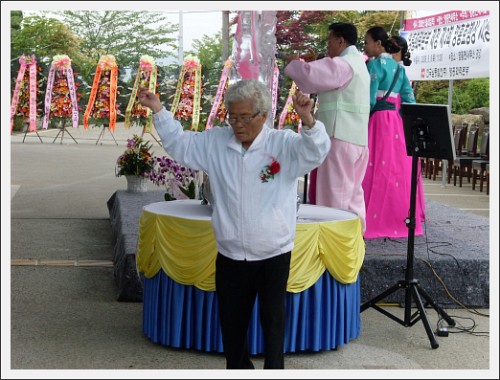민요공연중에 할머니 한 분이 신명나게 춤을 추고 계신다.