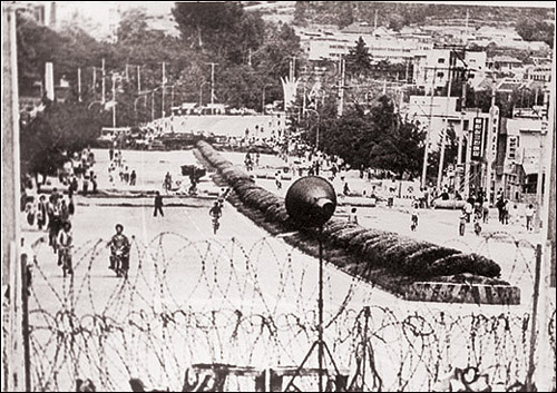 80년 당시 계엄군에 봉쇄된 광주-송정리 간 도로.