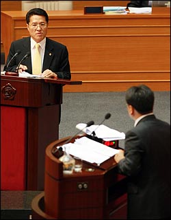  정운천 농림수산식품부 장관이 9일 국회에서 열린 경제·교육·사회·문화분야 대정부질문에서 강기정 통합민주당 의원의 질의에 "15일에 미국산쇠고기 합의문을 고시한다는 정부 계획에 변동이 없다"고 답변하고 있다.