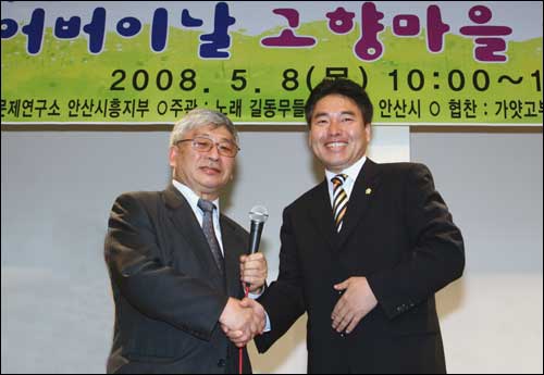 안산시 고향마을 영주귀국자 노인회 고창남 회장(왼쪽)이 김동규 시의원에게 감사의 인사를 전하고 있다.