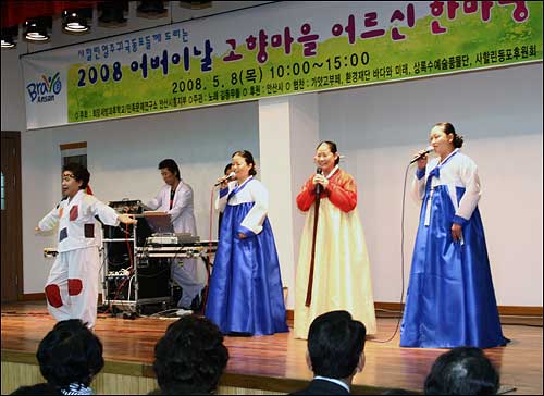 상록수예술풍물단의 민요 공연 모습