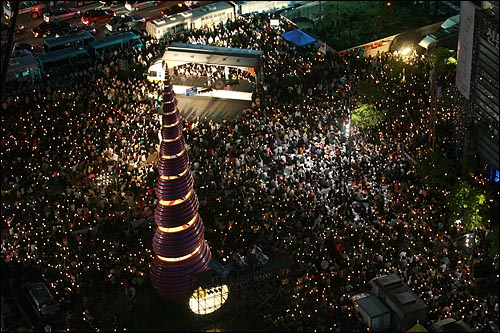 미국산 쇠고기 수입 전면 개방을 반대하는 촛불문화제가 9일 저녁 서울 동아일보사앞 청계광장에서 학생, 시민 등 수만명이 참석한 가운데 열리고 있다.