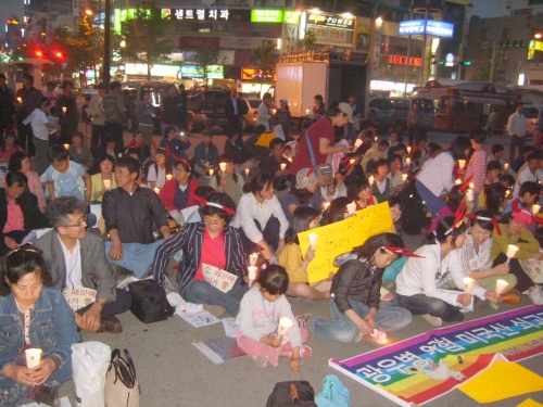 지난 8일 온양온천역 광장에서 시민단체 관계자 및 시민 등 200여 명이 참석한 가운데 미국산쇠고기 수입반대 촛불문화제가 열렸다. 