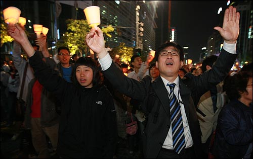 미국산 쇠고기 수입 전면 개방을 반대하는 학생과 시민들이 9일 저녁 서울 청계광장에서 열린 촛불문화제에서 정부의 미국산 쇠고기 수입 정책 철회를 촉구하고 있다.