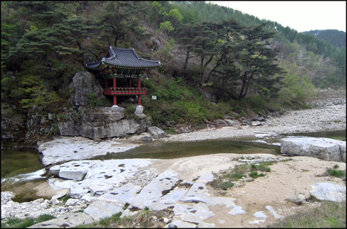 옥같이 맑은 물이 흐른다 하여 옥류동, 여기도 예쁜 정자가 있답니다. 