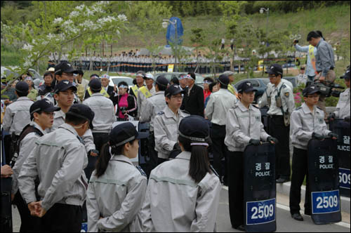 광복회원들이 체육공원 입구를 막아서자 경찰이 그 앞에 배치되어 있다. 사진 가운데 뒷 부분에 천막으로 둘러쳐져 있는 게 위령비다.