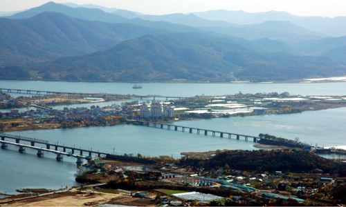 북한강과 남한강이 만나 한강이 되는 곳입니다.