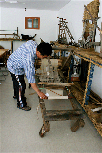 이 마을에 사는 김승기씨가 생활사 박물관(문화회관)에 전시되어 있는 배를 짜는 배틀을 자세히 설명해준다.