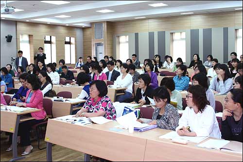 교육법인 한국독서논술교육평가연구회(대표 최운선)와 알짬토독서토론한마당이 주최한 제1회 실용글쓰기 세미나 모습