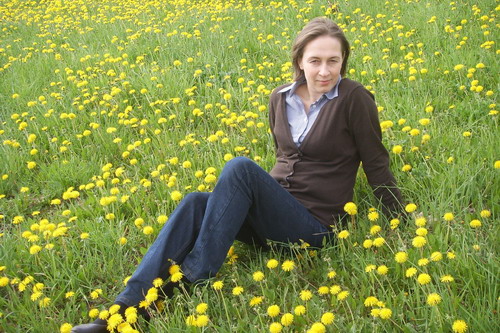 민들레꽃의 아름다움에 홀려 그만 풀밭에 앉고 말았다.