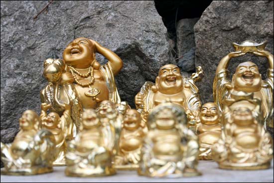 소래산 마애석불 앞쪽에 놓여있는 활짝 웃는 모습의 금도금 '포대화상' 