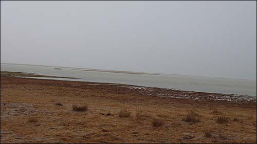 사진에서 땅 건너로 보이는 것이 차깐노르 동쪽 호수다. 동쪽 호수는 아직 물이 차있다. 그러나 쩡바이위 비서장은 이 호수도 수위가 낮아지고 있다고 우려하고 있다. 