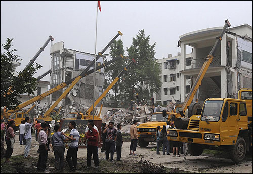 12일 지진이 강타해 건물이 무너진 중국 쓰촨성 두쟝지안시 주유안 중학교에서 구조작업이 벌어지고 있다. 이 학교에서는 약 9백명의 학생들이 매몰된 것으로 알려지고 있다.