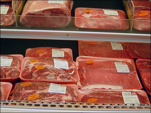 미국 상점의 육류 코너에 진열되어 있는 쇠고기. 미국 육류의 안전 관리는 계속해서 문제가 되고 있지만, 주무기관인 농무부에는 리콜을 강제할 법적 권한조차 없다.