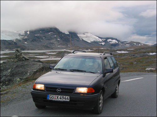 노르웨이에서 피오르드를 따라 질주하다(뒤에 구름 사이로 보이는 것은 빙하!) 