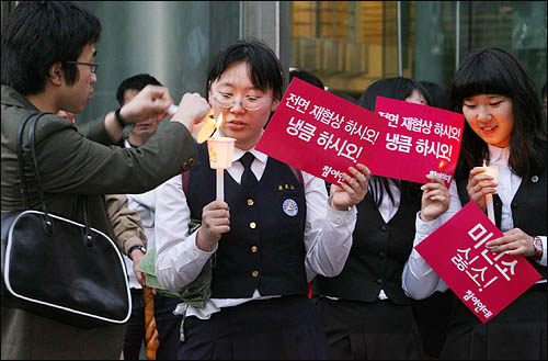 광우병 위험있는 미국산 쇠고기 수입에 반대하는 학생과 시민들이 13일 저녁 서울 청계광장에서 재협상을 촉구하며 촛불을 밝히고 있다.