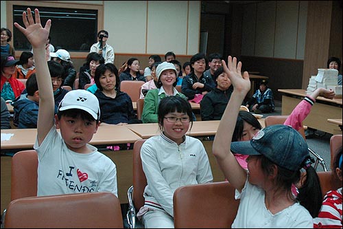  머털도사의 공동저자들인 어린이들이 손을 들고 있다.