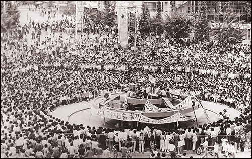 80년 5월 당시 전남도청 앞에서 궐기대회를 하고 있는 광주 시민들. 이같은 궐기대회는 목포 등 전남 지역으로 급속히 번져갔다.