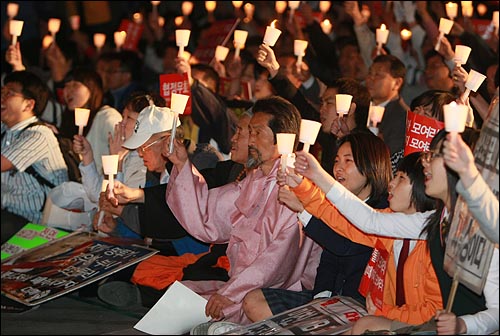 [14일 20:04 서울광장] 촛불문화제에 참석한 강 의원이 여학생들과 나란히 앉아 촛불을 높이 들고 있다.