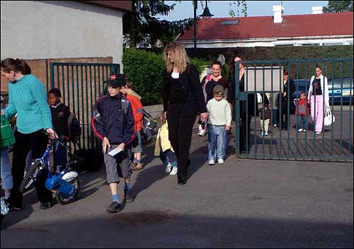정고스란 씨 아이 학교에 어머니 손을 잡고 등교하는 아이들 모습 