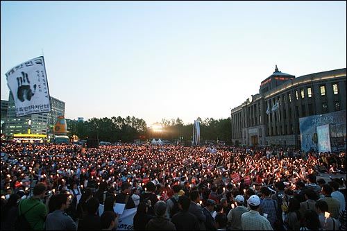14일 저녁 서울시청앞에서 중고등학생, 대학생, 시민들이 참석한 가운데 광우병위험 미국산 쇠고기 전면 수입을 반대하는 촛불문화제가 열리고 있다.