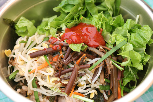 청보리밭 축제장 간이음식점에서 사먹은 꽁보리 비빔밥. 한참 돌아다니다 배고파 먹는 음식은 무엇이나 맛있다.