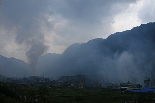 지금도 검은 유독 가스가 피어오르는 윈펑화학회사 공장. 지방정부는 화학물질의 독기가 제거됐다고 선언했지만 생존 주민의 귀가는 허용치 않고 있다.