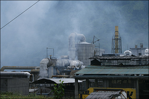 14일 낮에도 파괴된 공장 설비에서는 유독 가스가 나와 대기로 퍼져나갔다.