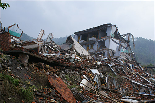 대지진으로 완파된 윈펑공장 관리사무소. 한참 사무소에서 일하던 직원들은 비명횡사 당했다. 