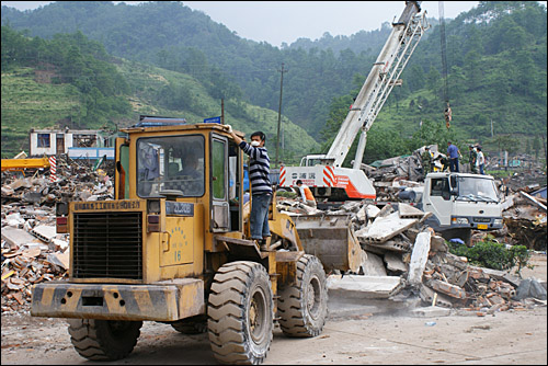 중국정부는 건설 장비를 동원해 폐허가 된 윈펑공장 수습에 나섰다. 이들은 더 이상 시신의 보존에는 안중에도 없다. 