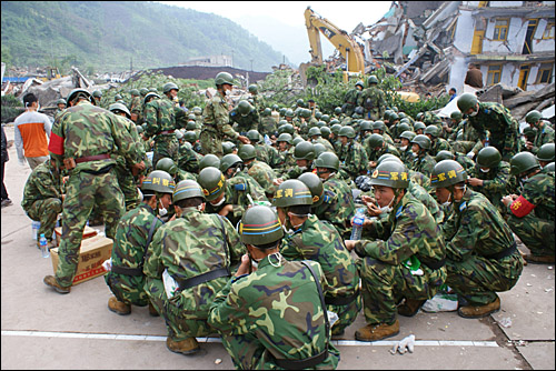 매몰된 노동자 구출과 사망한 시신 수습을 위해 동원된 중국 군인들.