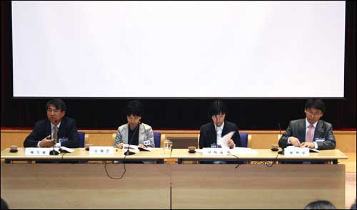 제1회 한국형리더십 컨퍼런스 제1회의 발표 모습(왼쪽부터 백기복, 송혜진, 구자숙, 박현모)
