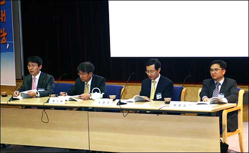 제1회 한국형리더십 컨퍼런스 제2회의 발표 모습(왼쪽부터 박현모, 백기복, 노영구, 박홍규)