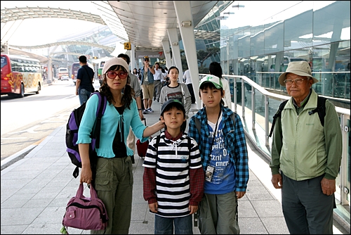 인천국제공항에서 출발하기 전 기념 촬영한 우리 가족