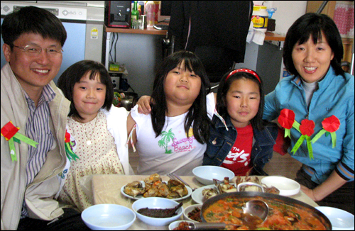 왼쪽부터 김수 선생님, 1학년 임다예, 3학년 최소영, 4학년 김은서 어린이, 여환선 선생님