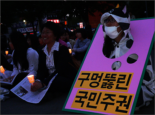 '구멍 뚫린 국민 주권'이라는 피켓을 쓰고 퍼포먼스를 하고 있는 박성희(17)양.