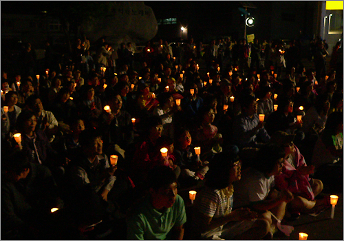 여섯번째 '광우병 쇠고기 반대 촛불문화제-미친소 너나 먹어! 이제 모두 나서자'가 15일 밤 대전역광장에서 열린 가운데, 200여명의 시민들이 참석했다.