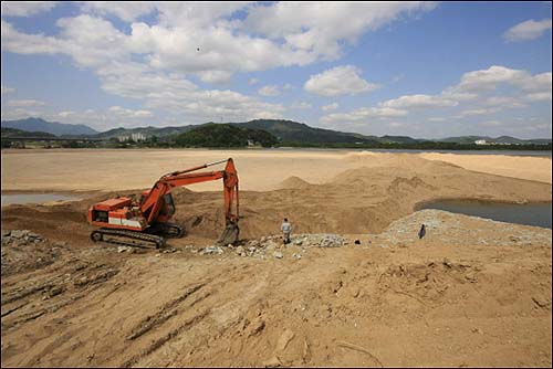 낙동강 구간은 모래가 많아 곳곳에 채취를 위해 파헤친 흔적과 버려진 중장비들이 있다. 낙동강에서 공사중인 모습이다. 