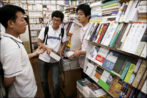 '그날이 오면'을 찾은 학생들은 김동운씨에 대해 "책을 파는 사람이 아닌 책을 아는 사람으로 '경력 17년차의 북마스터'"라고 말했다. 