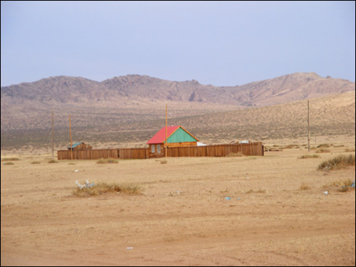 몽골 초원 한 가운데 자리한 노마드의 집. 초록 빨강 지붕이 고즈넉합니다.