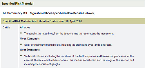 영국 FSA가 지난 4월 28일 완화시킨 SRM 부위 기준. 영국은 모든 연령의 소에서 십이지장·대장 및 장간막·편도 등 내장을, 12개월령 이상인 소에게서는 3차 신경절이 뻗어나가는 아래턱뼈를 제외한 두개골과 뇌 그리고 눈 및 척수를 제거한다. 
