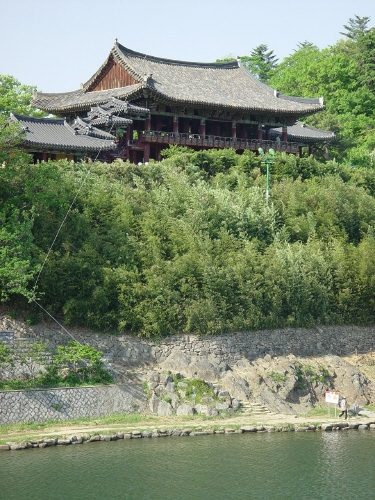 응천강 위 높은 언덕에 자리잡은 영남루