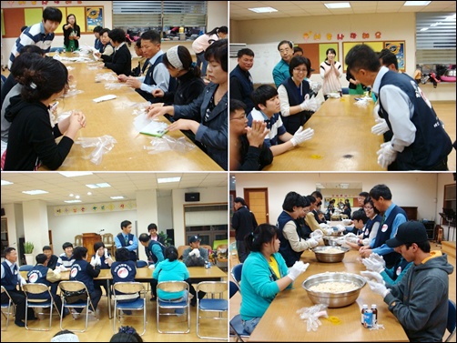YWCA 김현미 부장이 주먹밥 만드는 방법을 자원봉사자들에게 설명하고 있다(좌상). 주먹밥을 만들기 전에 자원봉사자들끼리 서로 인사를 나누고 있다(우상). 