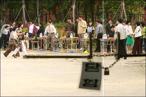 17일 저녁 서울 청계광장, 여의도, 명동 등 시내 곳곳에서 광우병위험 미국산 쇠고기 수입반대 촛불문화제가 예정된 가운데 서울시내 교감, 장학사, 생활지도담당 등이 촛불문화제 행사장 주변 배치, 학생지도 지침을 받기 위해 창덕중학교에 모이고 있다.