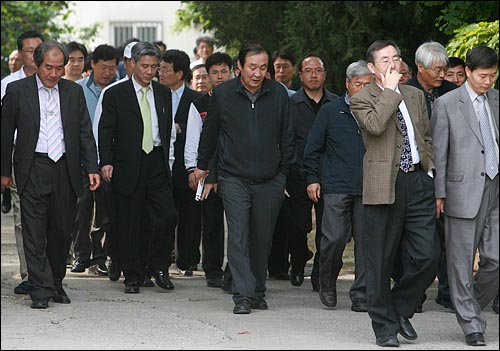  17일 저녁 서울 청계광장, 여의도, 명동 등 시내 곳곳에서 열리는 광우병위험 미국산 쇠고기 수입반대 촛불문화제에 중고생들이 대거 참석 할 것으로 예상되는 가운데 서울시내 교감, 장학사, 생활지도담당 등이 창덕중학교에 모여 '학생지도 지침'을 받은 뒤 자신이 배치된 곳으로 이동하고 있다.