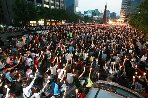 17일 저녁 서울 청계광장에서 열린 광우병위험미국산쇠고기 수입반대 촛불문화제에서 촛불을 든 시민, 학생들이 함성을 외치고 있다.