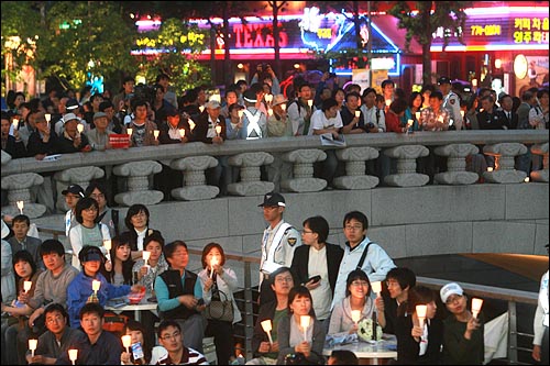 17일 저녁 서울 청계광장에서 광우병위험미국산쇠고기 수입반대 촛불문화제가 열리는 가운데 청계광장이 가득 메워지자 촛불을 든 시민들이 모전교까지 올라가 있다.