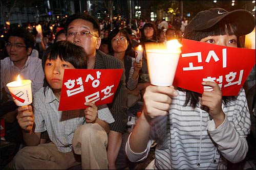 광우병 위험으로부터 안전하지 않은 미국산 쇠고기 수입에 반대하는 학생과 시민들이 17일 저녁 서울 청계광장에서 고시철회와 재협상을 촉구하며 촛불을 밝히고 있다.
